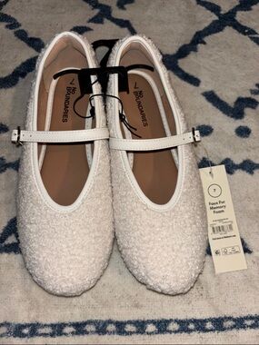 No Boundaries Women’s White Faux Fur Memory Foam Mary Jane Flats Size 7 NWT
